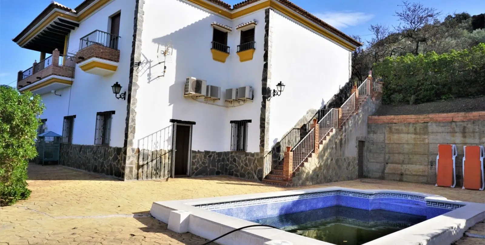 Venta de villa independiente en Sayalonga 1