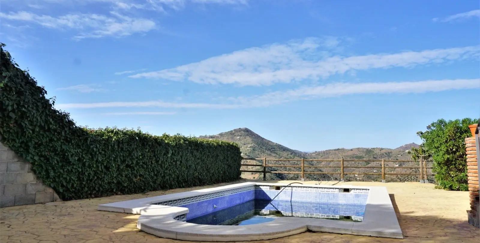 Venta de villa independiente en Sayalonga 32