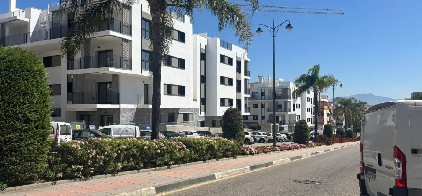 Venta de apartamento en planta media en Estepona 0