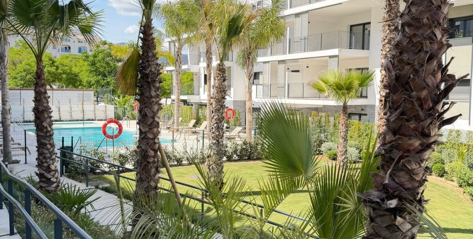 Sale of middle floor apartment in Estepona 25