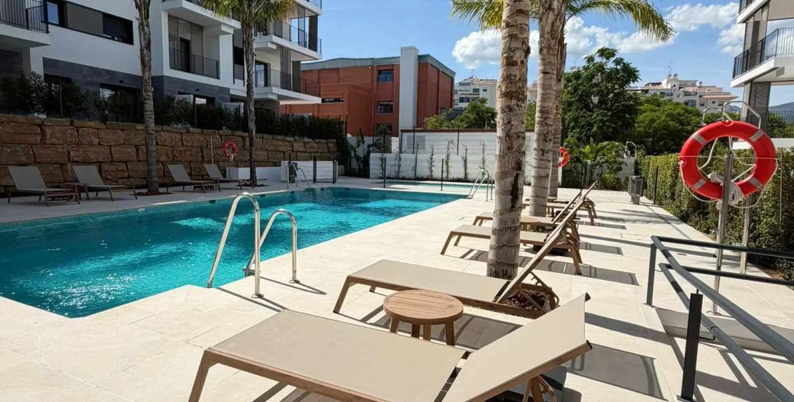 Sale of middle floor apartment in Estepona 36