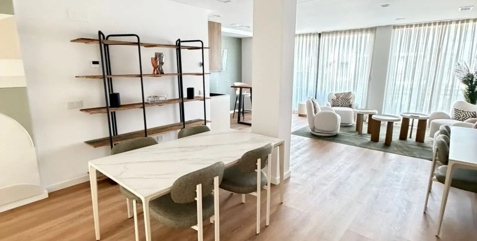 Sale of middle floor apartment in Estepona 37