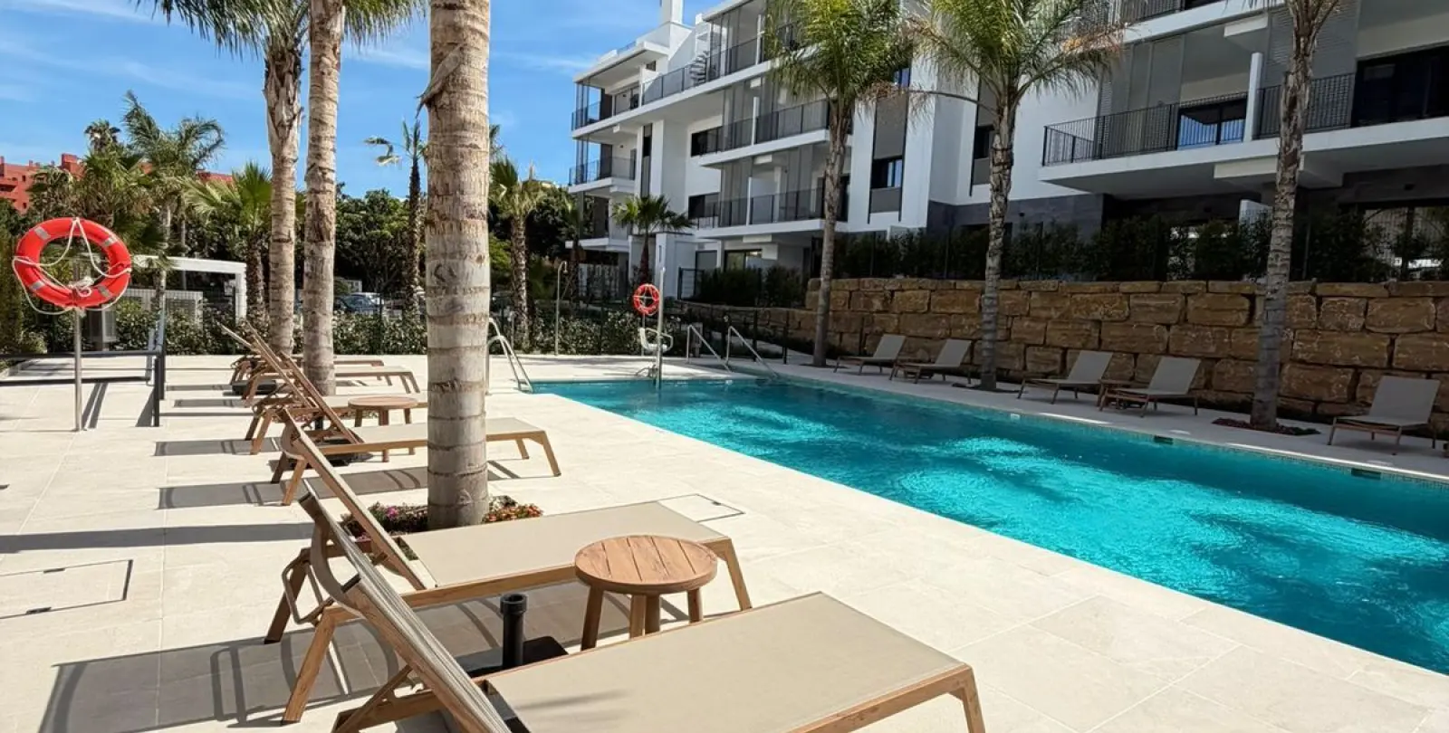 Sale of middle floor apartment in Estepona 46