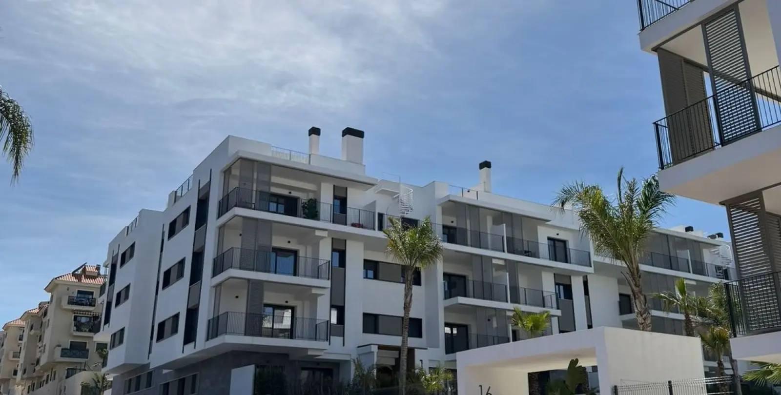 Sale of middle floor apartment in Estepona 53