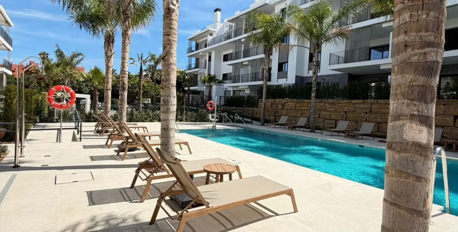 Sale of middle floor apartment in Estepona 60