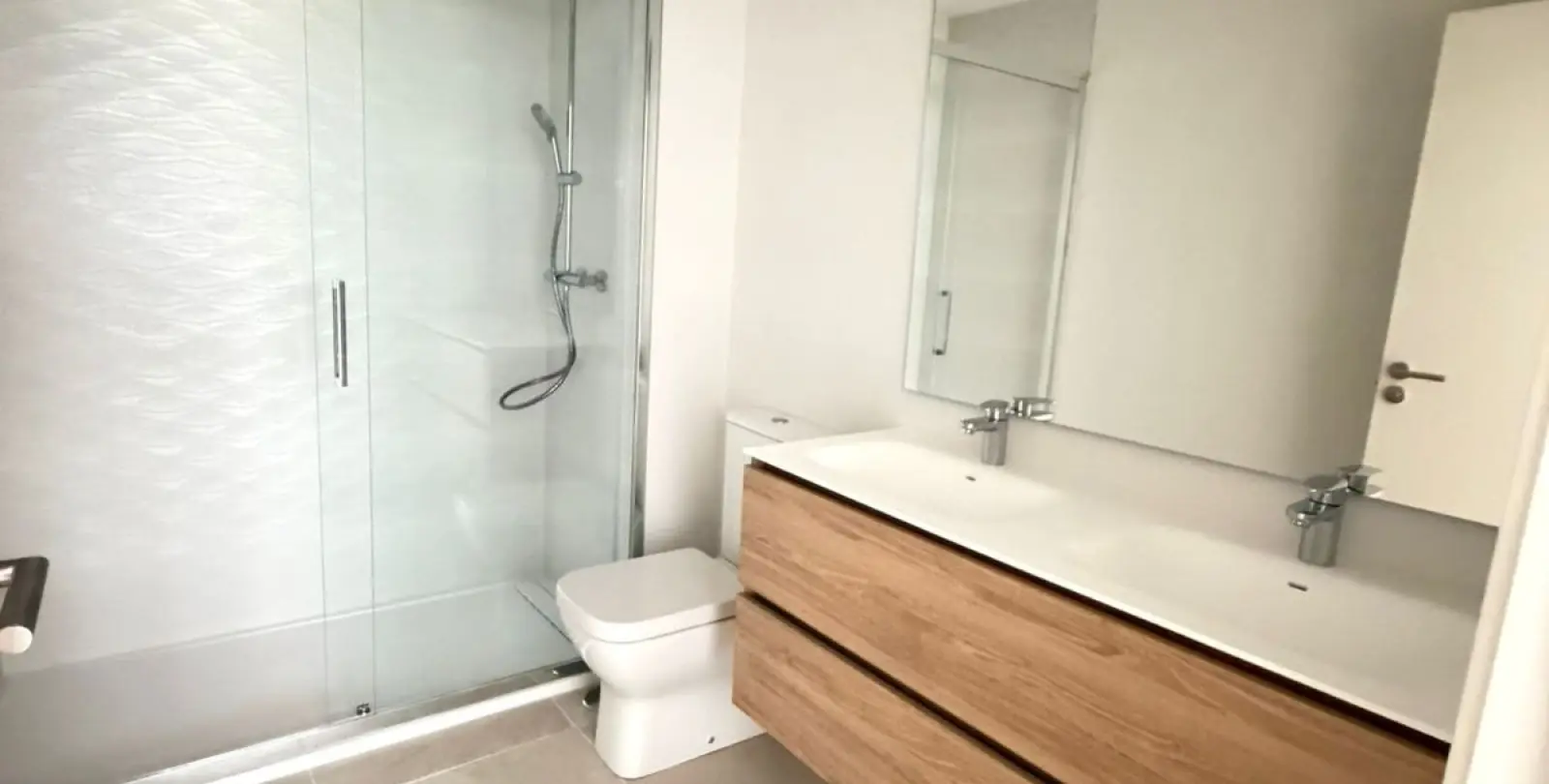 Sale of middle floor apartment in Estepona 72