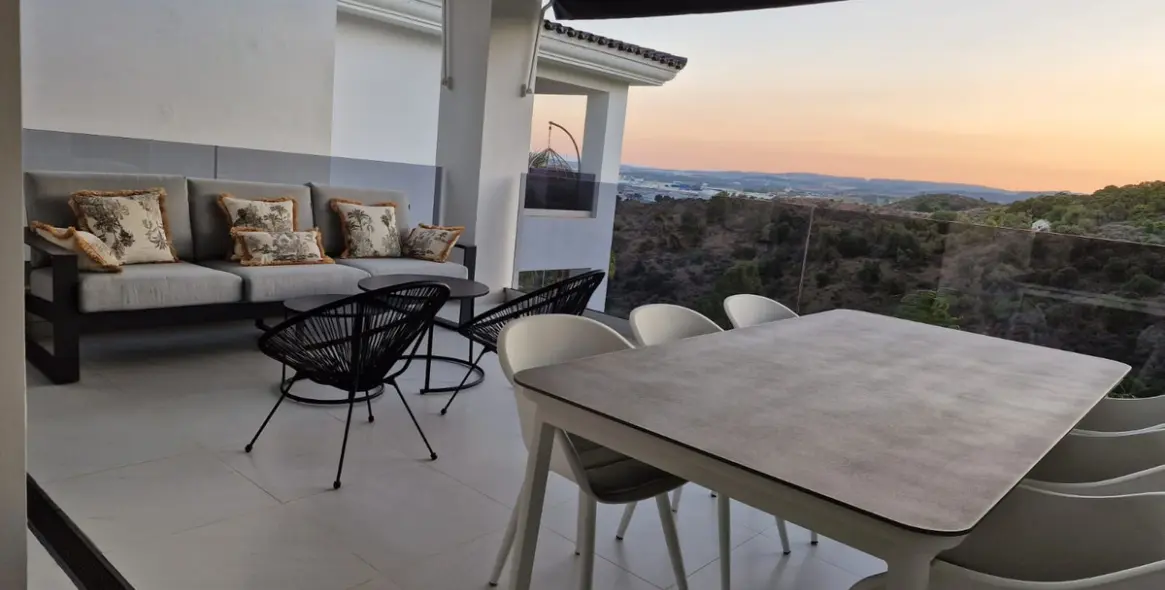 Продажа апартаментов на среднем этаже в Estepona (район Estepona) 1