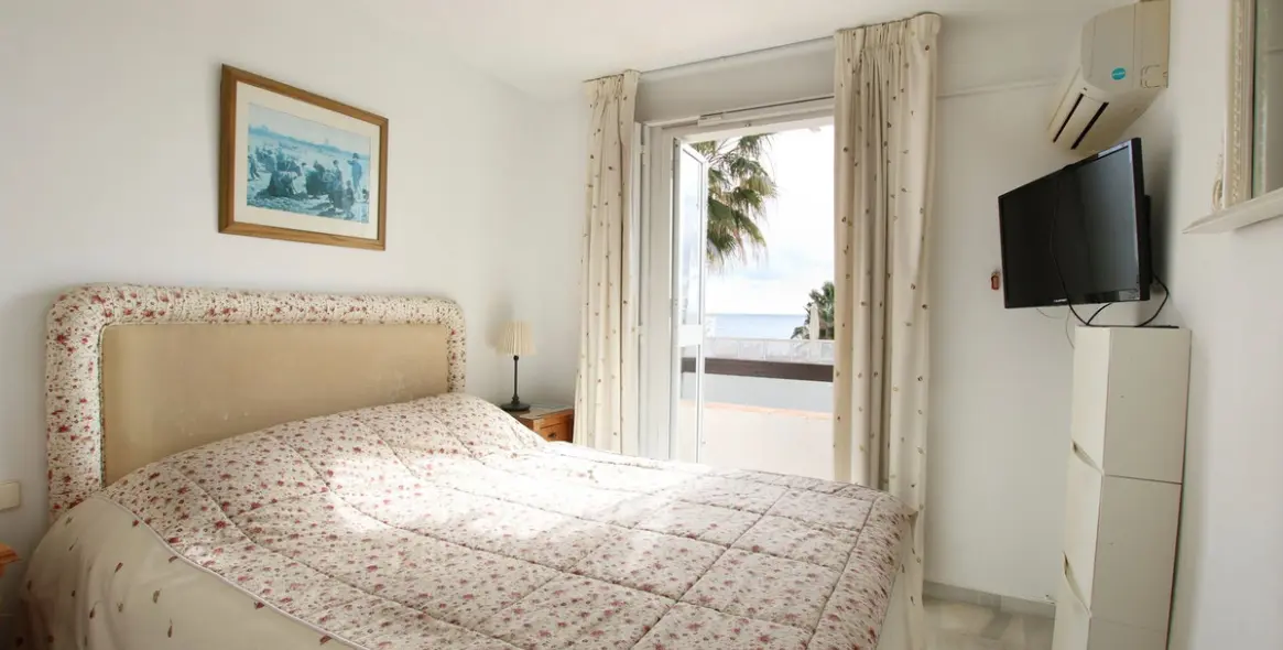 Sale of penthouse in Calahonda 4