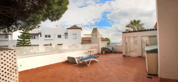 Sale of penthouse in Calahonda 4