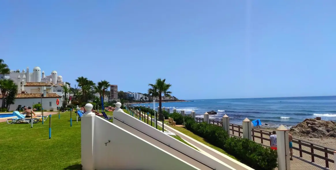 Sale of penthouse in Calahonda 10