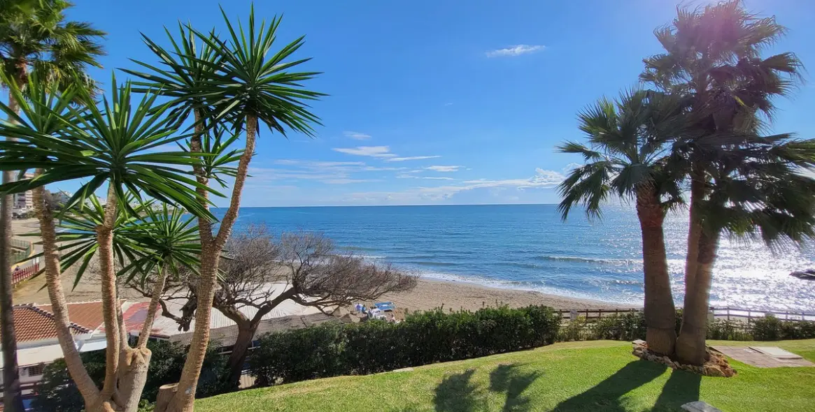 Sale of penthouse in Calahonda 14