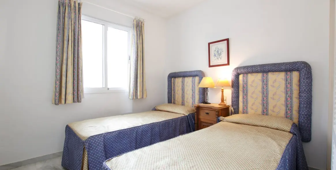 Sale of penthouse in Calahonda 16