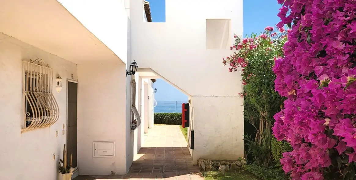 Sale of penthouse in Calahonda 27