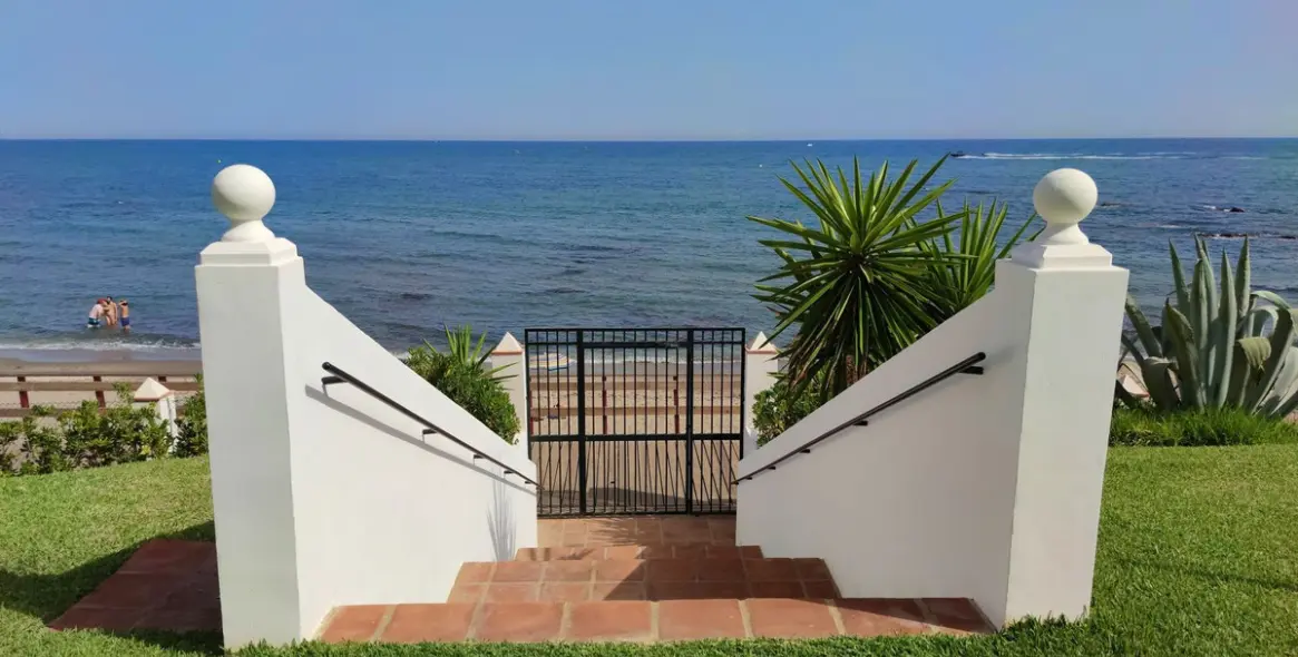 Sale of penthouse in Calahonda 29