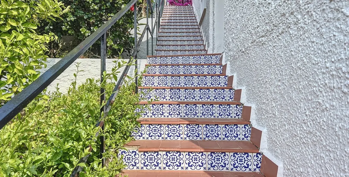 Sale of detached villa in Caleta de Vélez 27