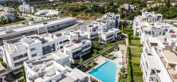 Long-term rent of middle floor apartment in Estepona 1