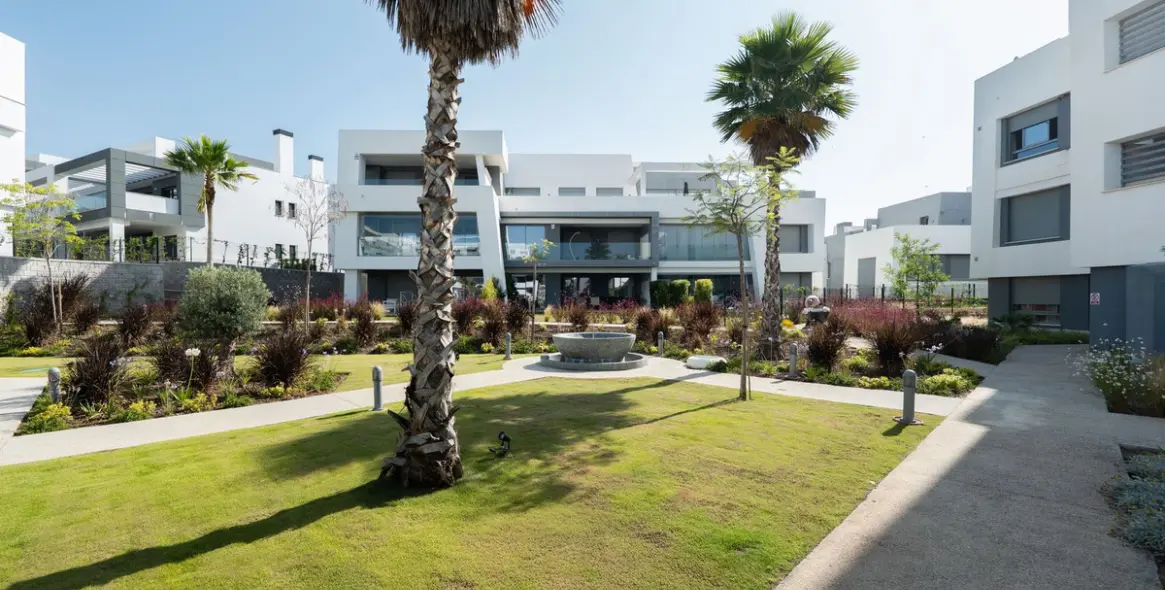Venta de apartamento en planta media en Estepona 25