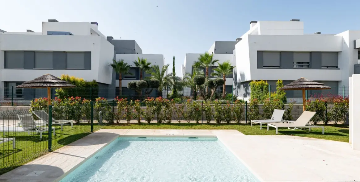 Venta de apartamento en planta media en Estepona 26
