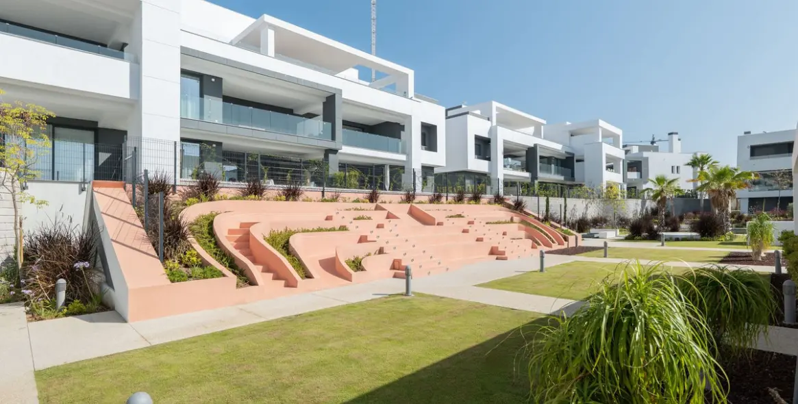 Venta de apartamento en planta media en Estepona 27