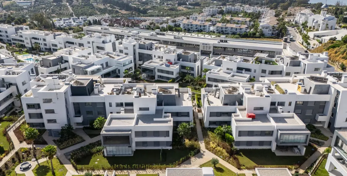 Venta de apartamento en planta media en Estepona 28