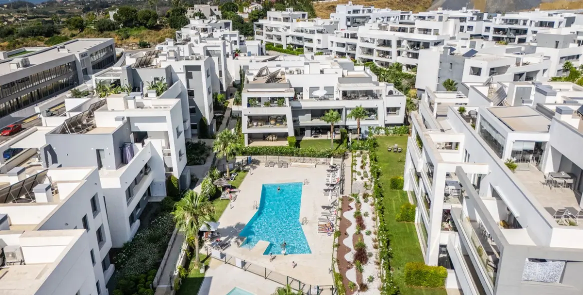 Venta de apartamento en planta media en Estepona 30