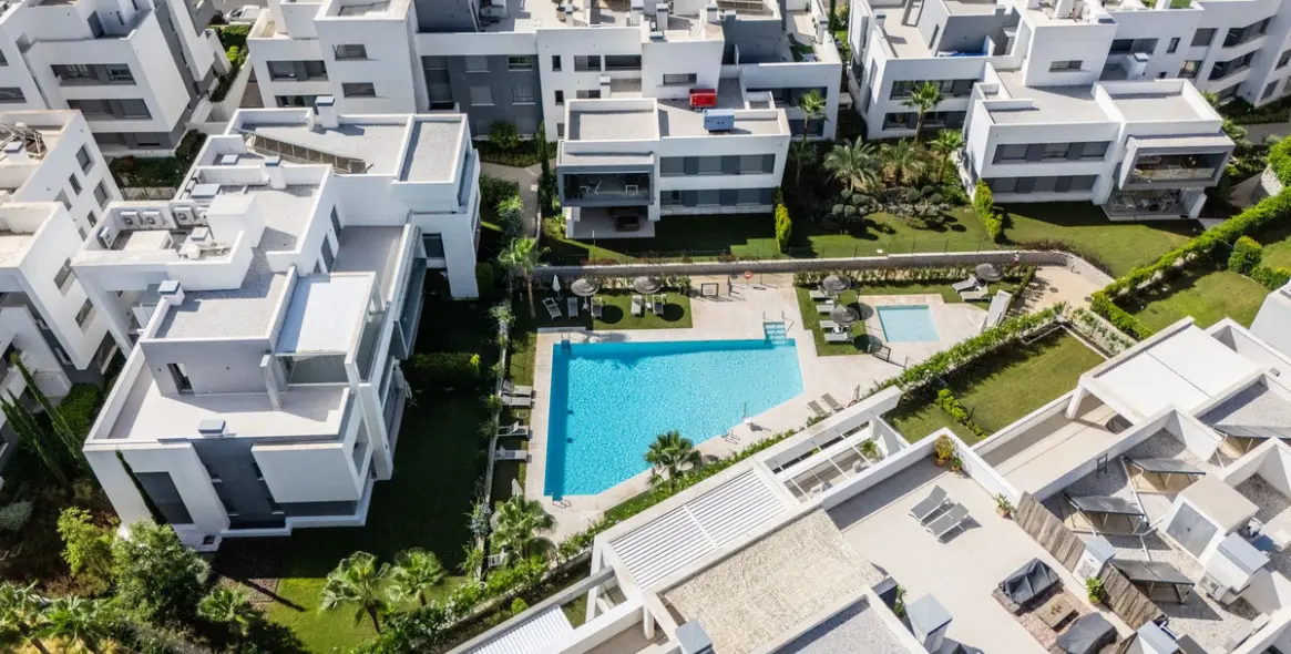 Venta de apartamento en planta media en Estepona 32