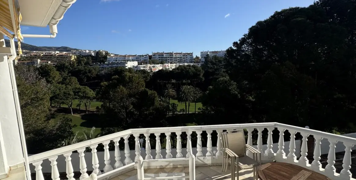 Продажа дома на две семьи в Torrequebrada 1