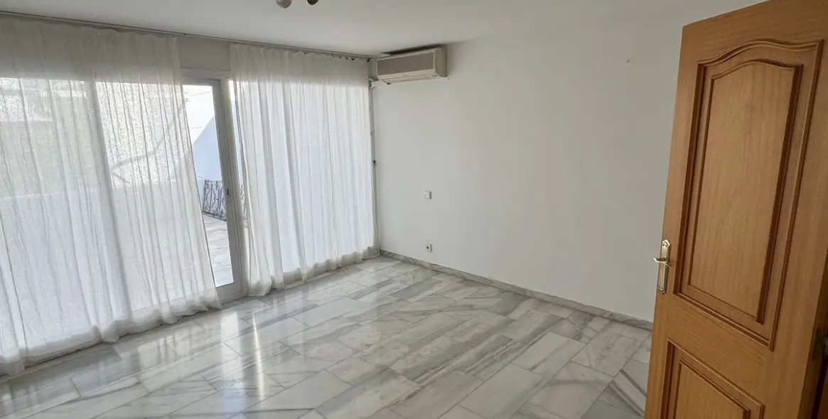 Продажа дома на две семьи в Torrequebrada 9