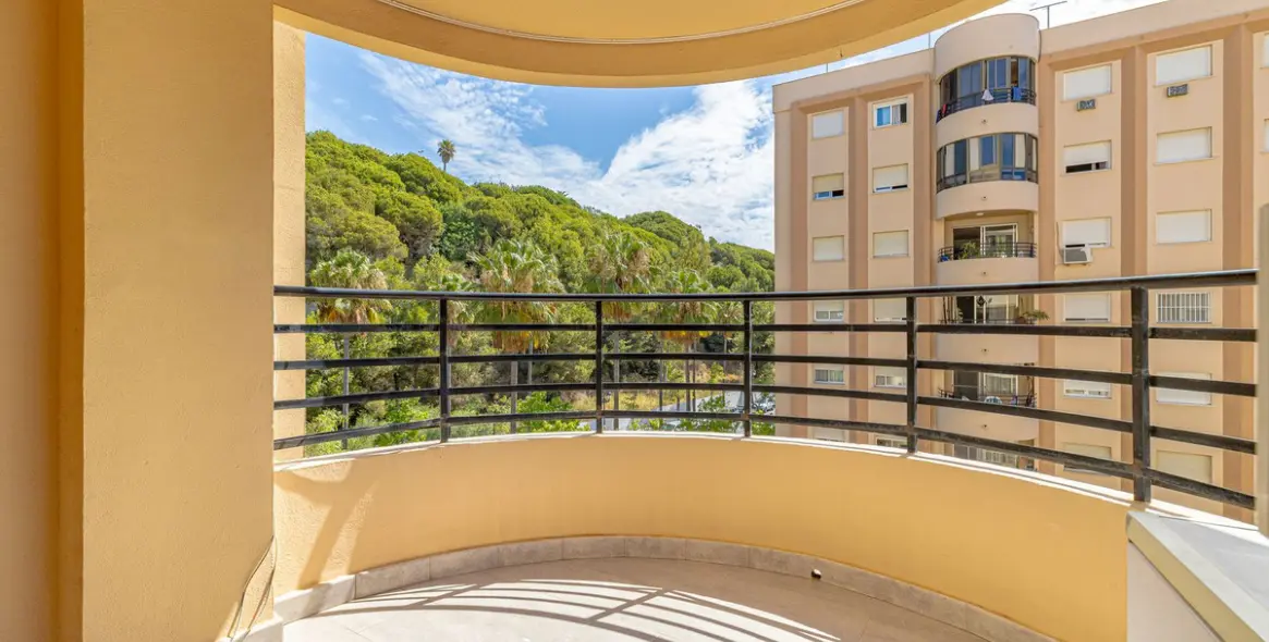 Sale of middle floor apartment in Marbella 1