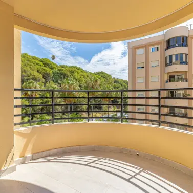 Venta de apartamento en planta media en Marbella