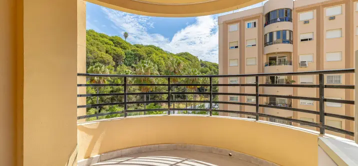 Venta de apartamento en planta media en Marbella 0