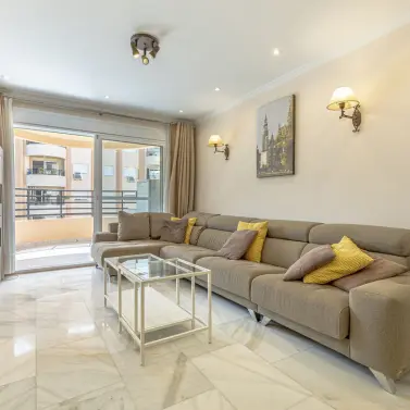 Venta de apartamento en planta media en Marbella