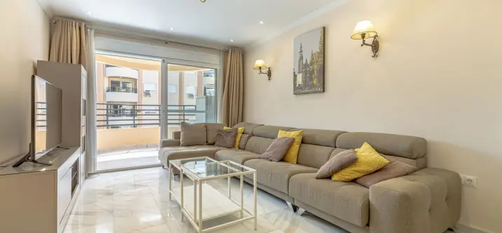 Venta de apartamento en planta media en Marbella 1