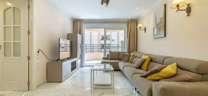 Venta de apartamento en planta media en Marbella 2