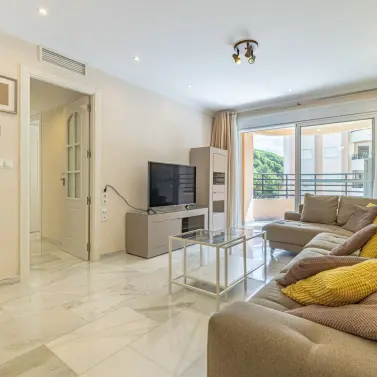 Venta de apartamento en planta media en Marbella