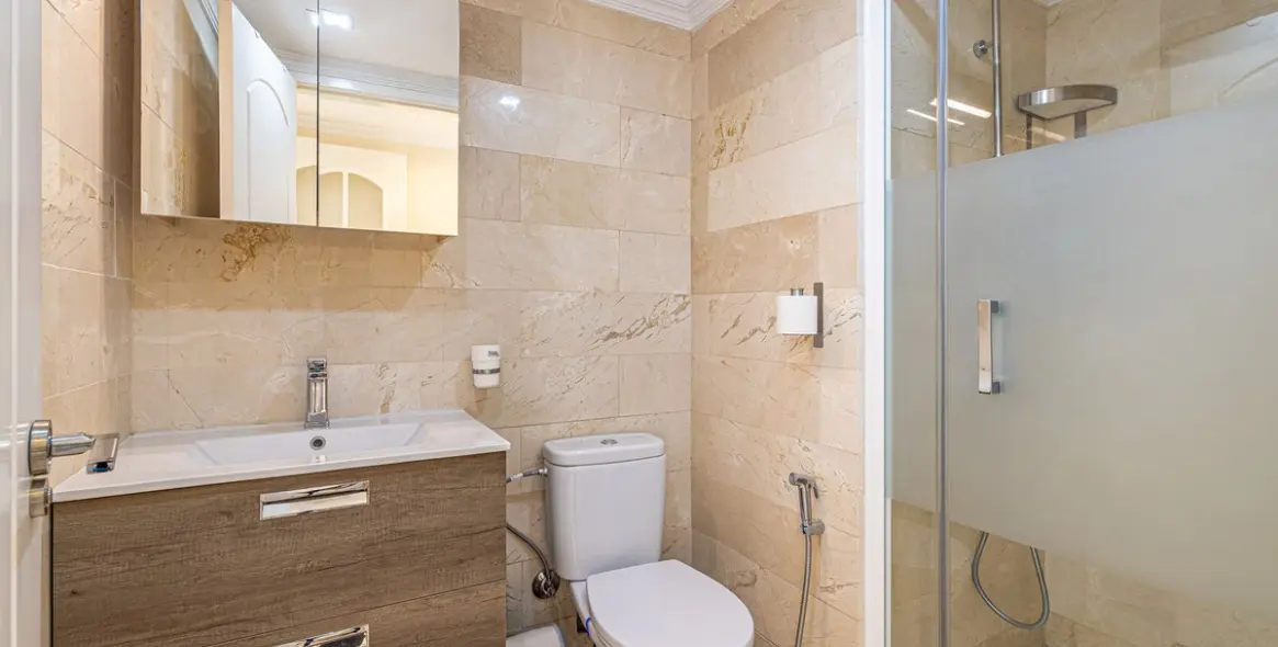 Sale of middle floor apartment in Marbella 12