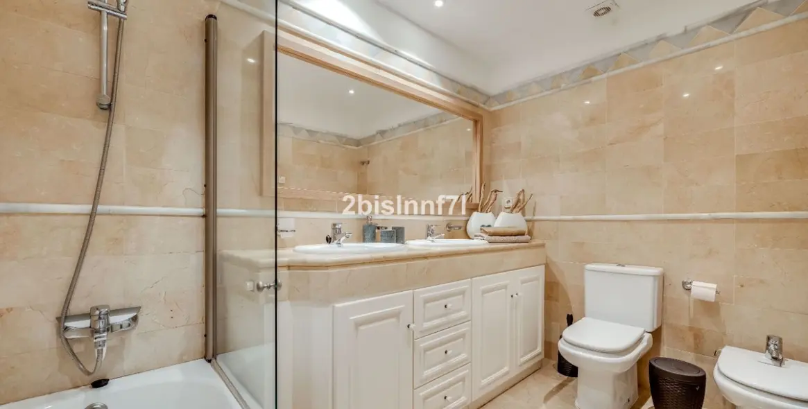 Sale of ground floor apartment in Elviria 20