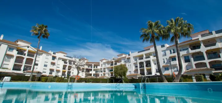 Продажа апартаментов на среднем этаже в San Pedro de Alcántara 0