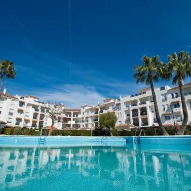 Venta de apartamento en planta media en San Pedro de Alcántara