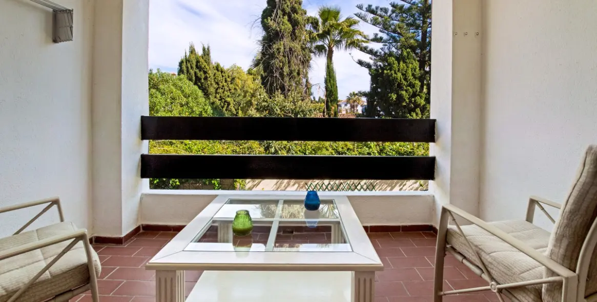 Sale of middle floor apartment in San Pedro de Alcántara 2