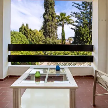 Venta de apartamento en planta media en San Pedro de Alcántara