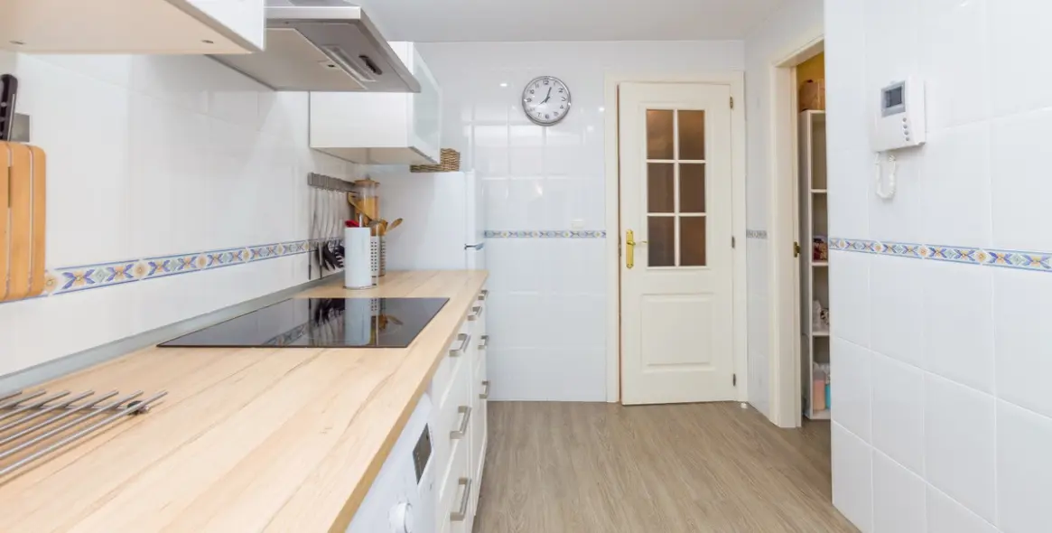 Sale of middle floor apartment in San Pedro de Alcántara 14