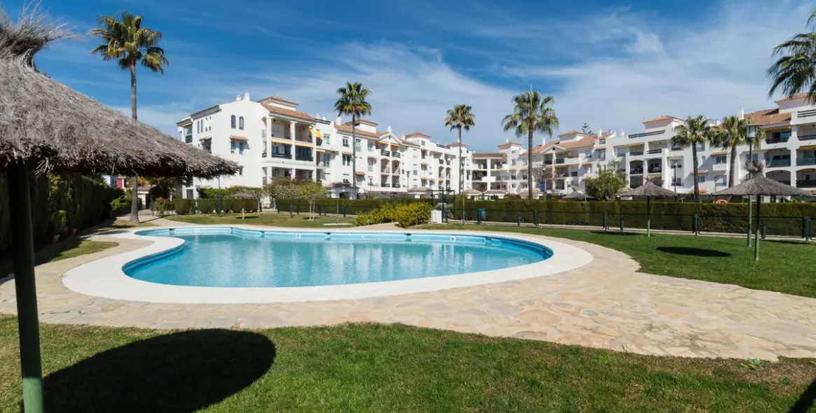 Sale of middle floor apartment in San Pedro de Alcántara 29