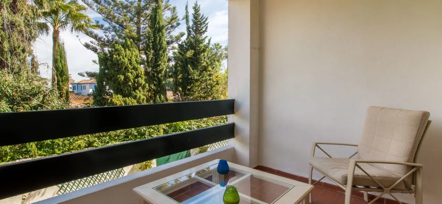Sale of middle floor apartment in San Pedro de Alcántara 2