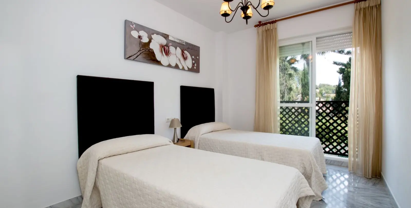 Sale of middle floor apartment in San Pedro de Alcántara 17