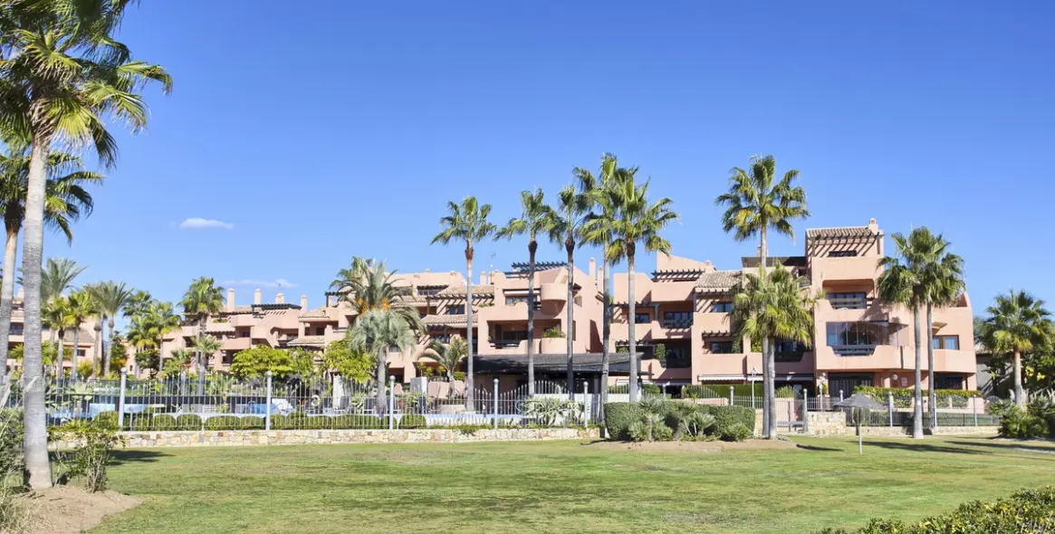 Продажа апартаментов на среднем этаже в New Golden Mile 4