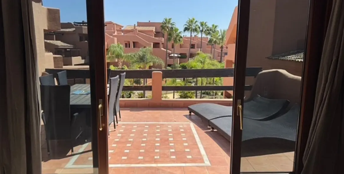 Продажа апартаментов на среднем этаже в New Golden Mile 10