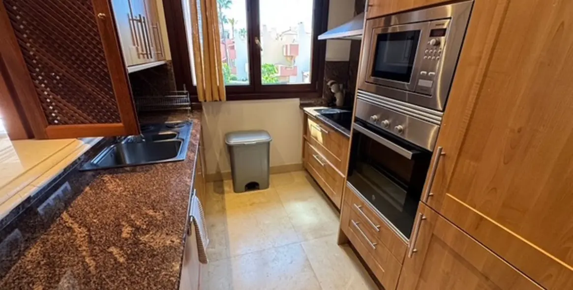 Продажа апартаментов на среднем этаже в New Golden Mile 19