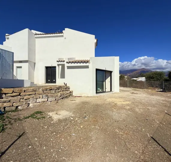 Sale of semi-detached house in Estepona