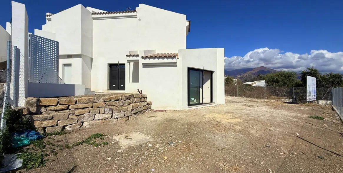 Продажа дома на две семьи в Estepona 1